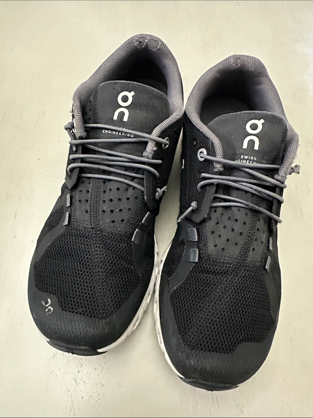 On Cloud 5 Running Shoes Black / White - Size 7